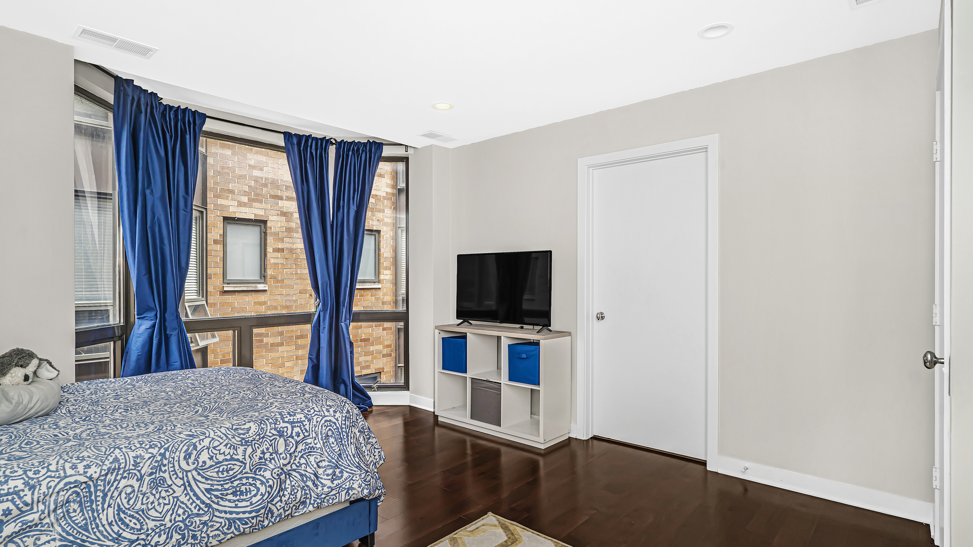 222 South Racine Avenue, Unit 404 Chicago, IL 60607 - Photo 27 of 36 a bedroom with a bed and a flat screen tv
