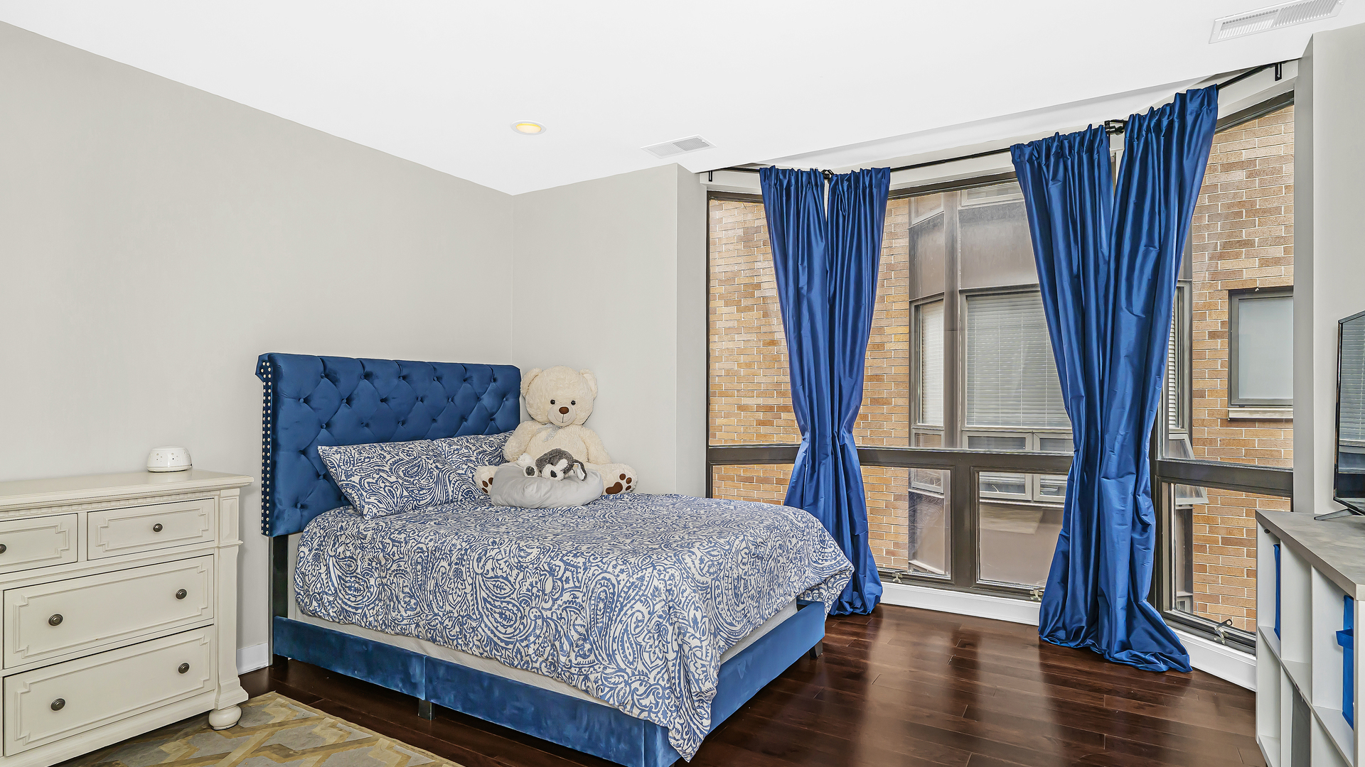 222 South Racine Avenue, Unit 404 Chicago, IL 60607 - Photo 28 of 36 a bedroom with a large bed and a window