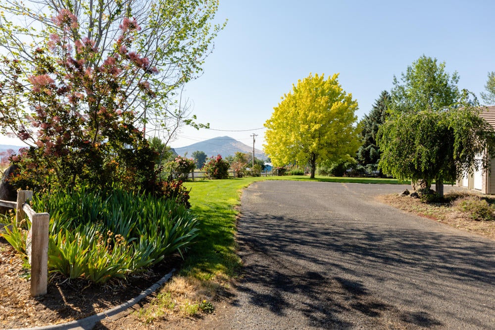 8906 Rockinghorse Lane Klamath Falls, OR 97603 - Photo 8 of 32 FrontYard