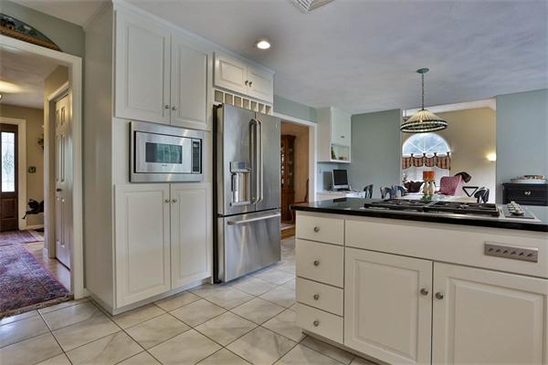 22 Howlett Street Topsfield, MA 01983 - Photo 8 of 30 Gallery Image 8