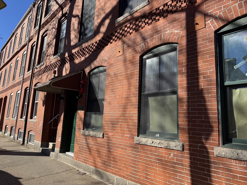 212 Chelsea Street, Unit 1 Boston, MA 02128 - Photo 18 of 24 a view of a pathway of the house
