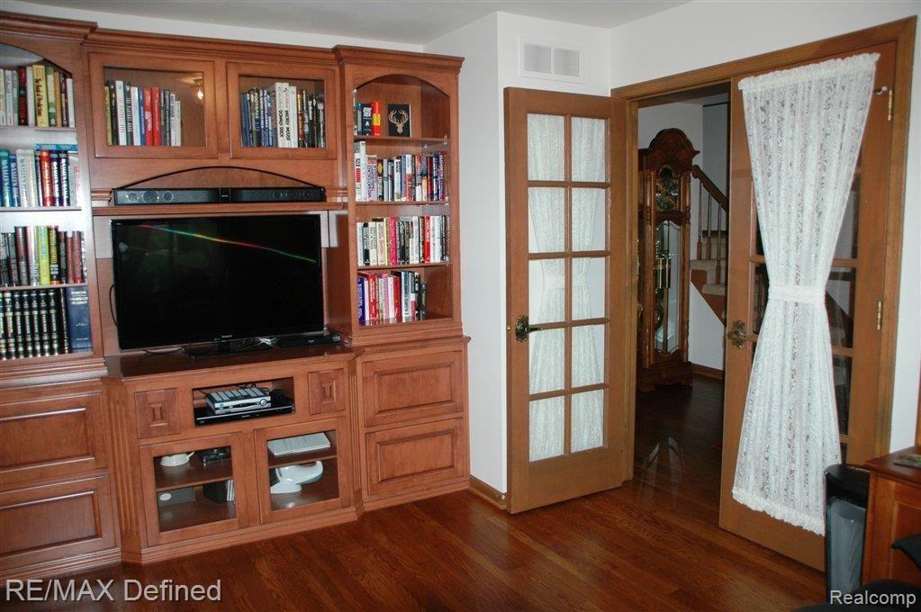 2297 Norton Road Rochester, MI 48307 - Photo 14 of 21 library.JPG