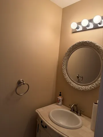 $3,250 | 114 Woodbury Lane, Unit 114, Lake Bluff, IL 60044