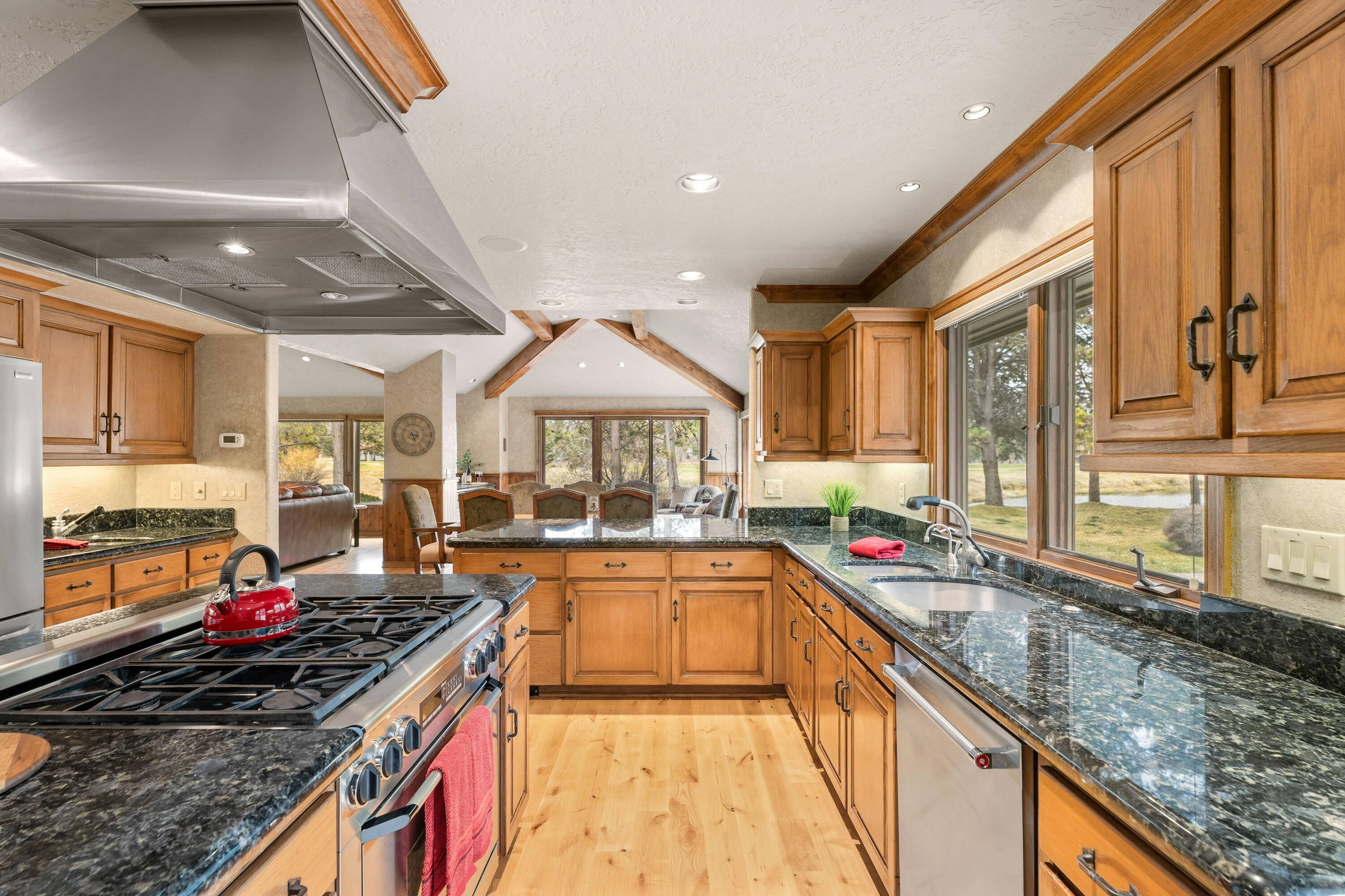 17995 North Course Lane, Unit 8 Sunriver, OR 97707 - Photo 18 of 44 Dacor luxury oven and cooktop