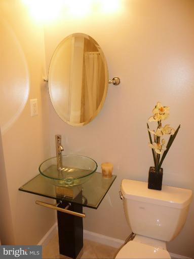 5709 Norton Road Alexandria, VA 22303 - Photo 15 of 30 Bath