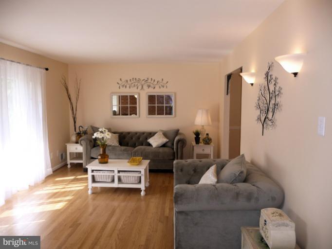5709 Norton Road Alexandria, VA 22303 - Photo 19 of 30 Living Room