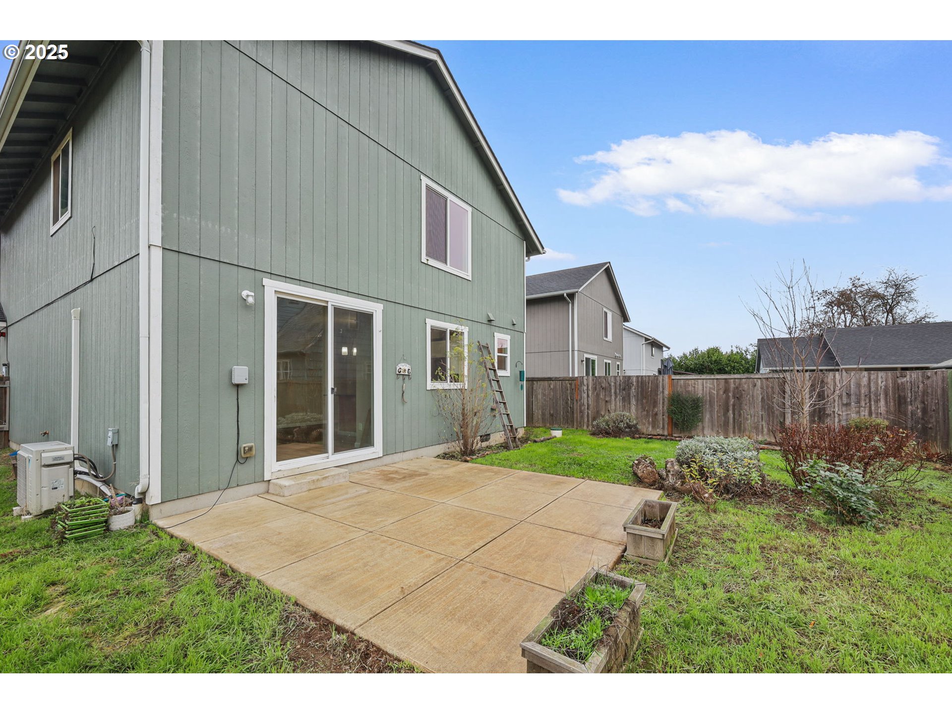 1725 Allea Drive Eugene, OR 97404 - Photo 35 of 44 a backyard of a house with table and chairs