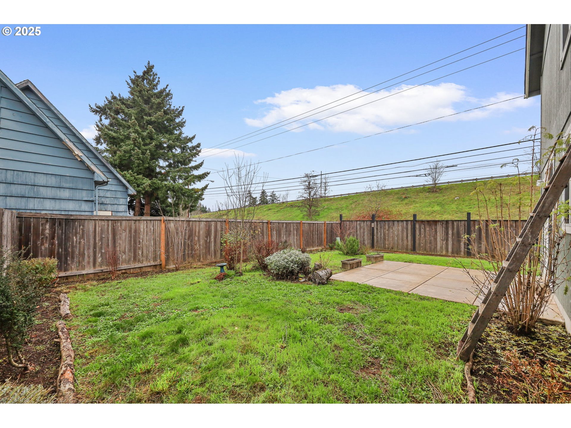 1725 Allea Drive Eugene, OR 97404 - Photo 36 of 44 a view of a backyard with a garden