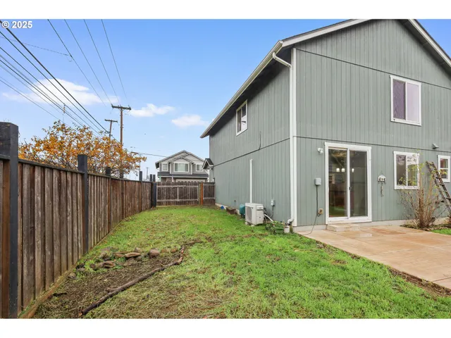 a view of a back yard of the house