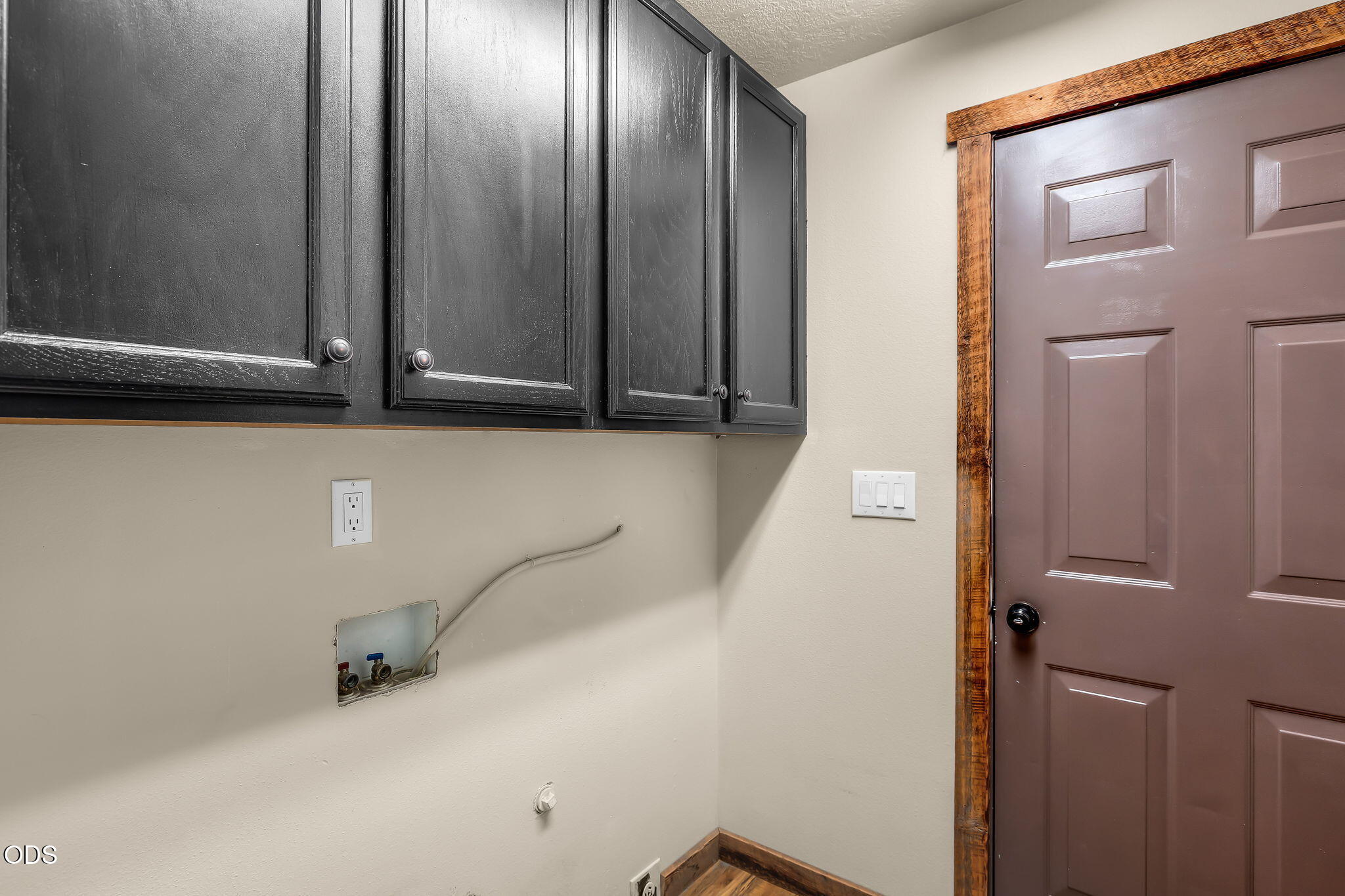 2486 Southwest Valleyview Drive Redmond, OR 97756 - Photo 16 of 55 a bathroom with a sink and a mirror