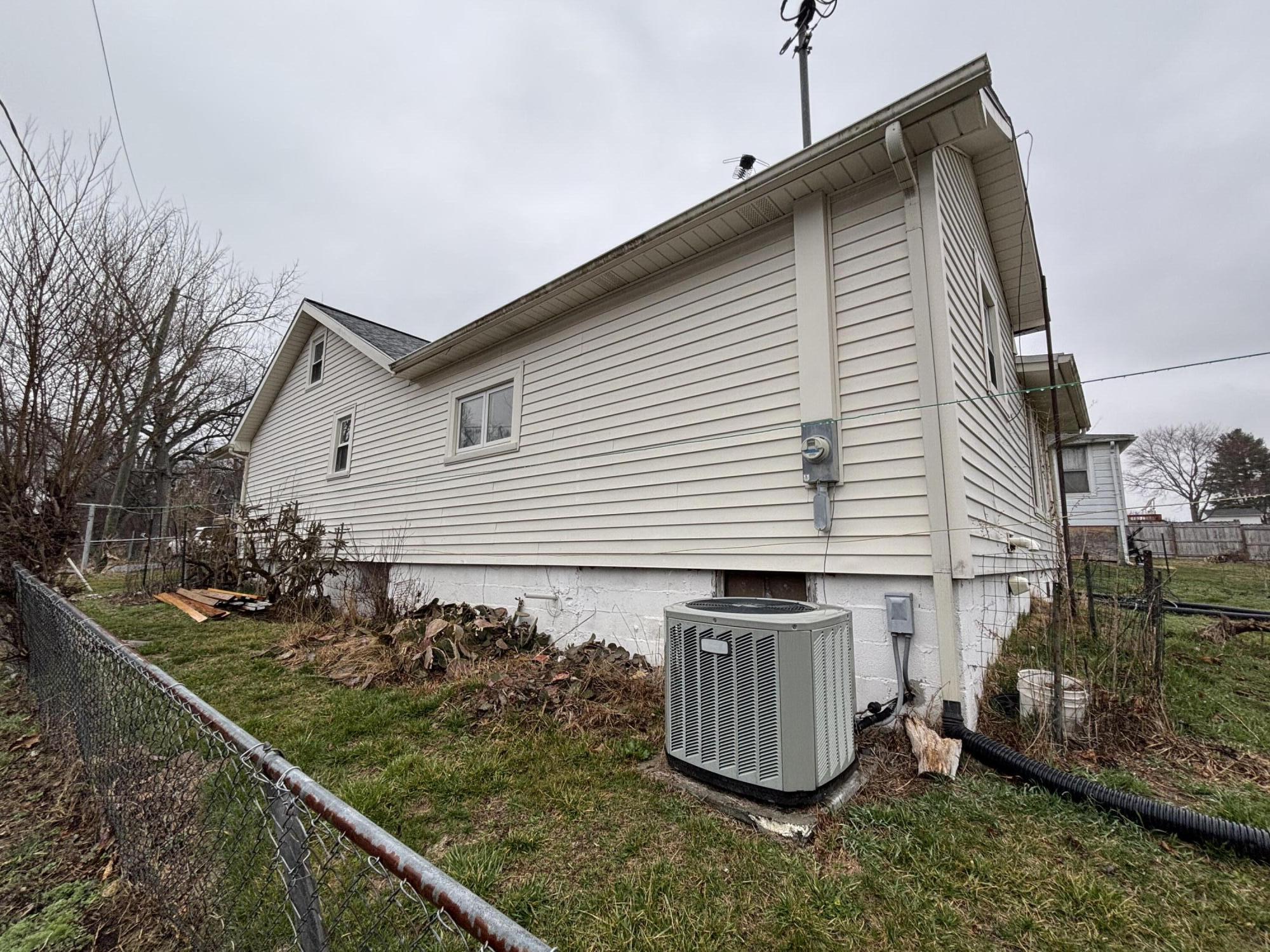 876 Dillon Street Pulaski, VA 24301 - Photo 5 of 20 a front view of a house with garden
