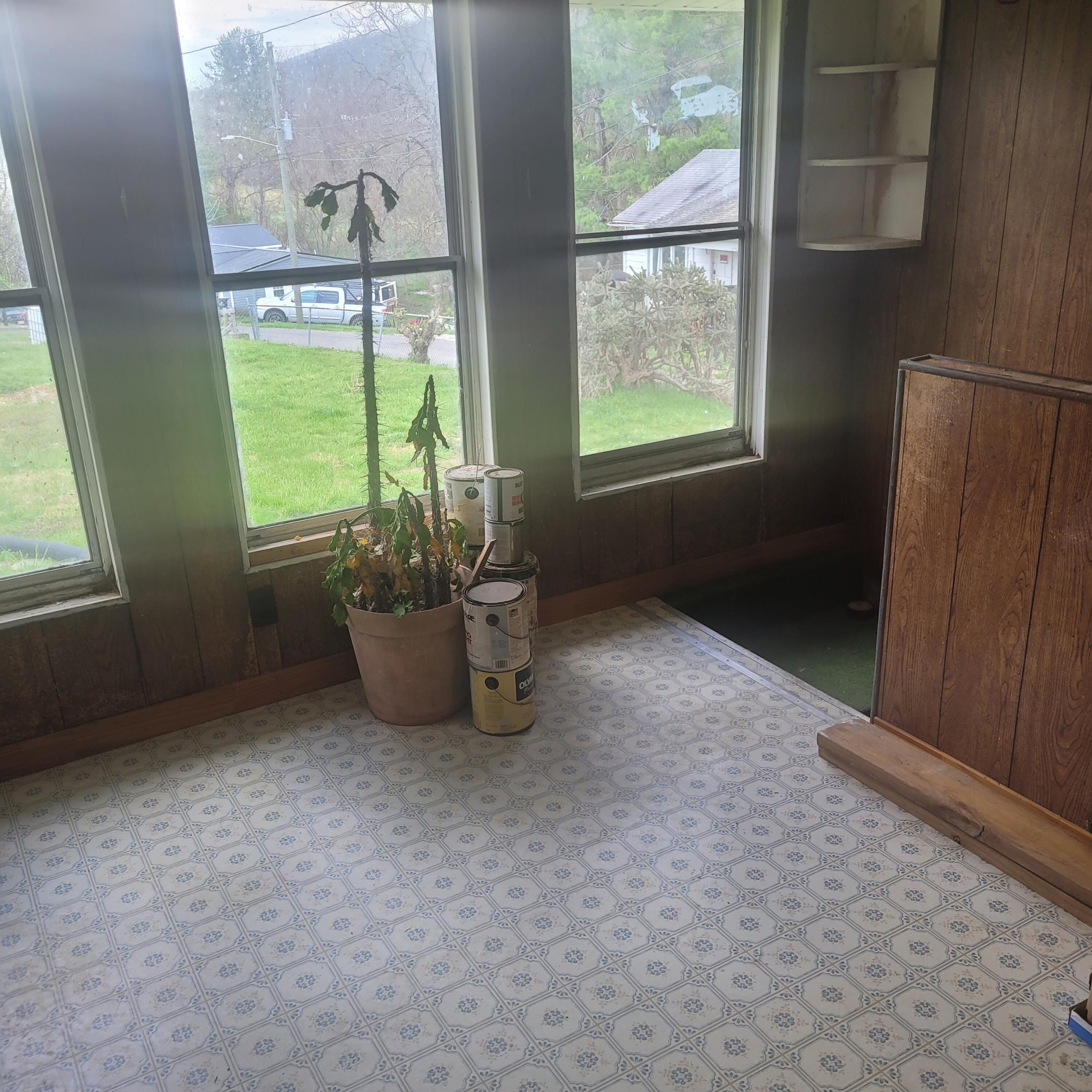 876 Dillon Street Pulaski, VA 24301 - Photo 8 of 18 a room with a window