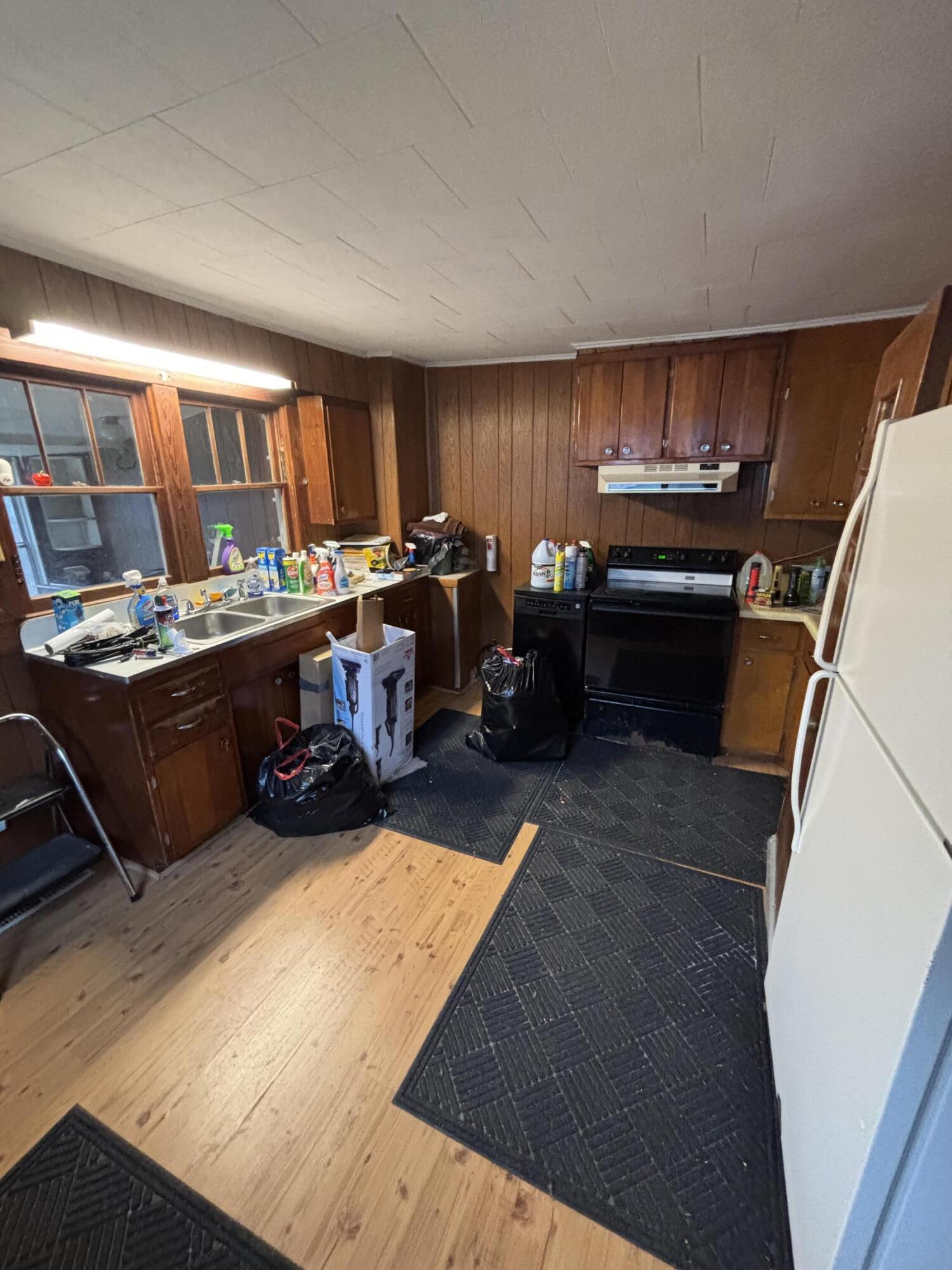 876 Dillon Street Pulaski, VA 24301 - Photo 9 of 20 a room with furniture