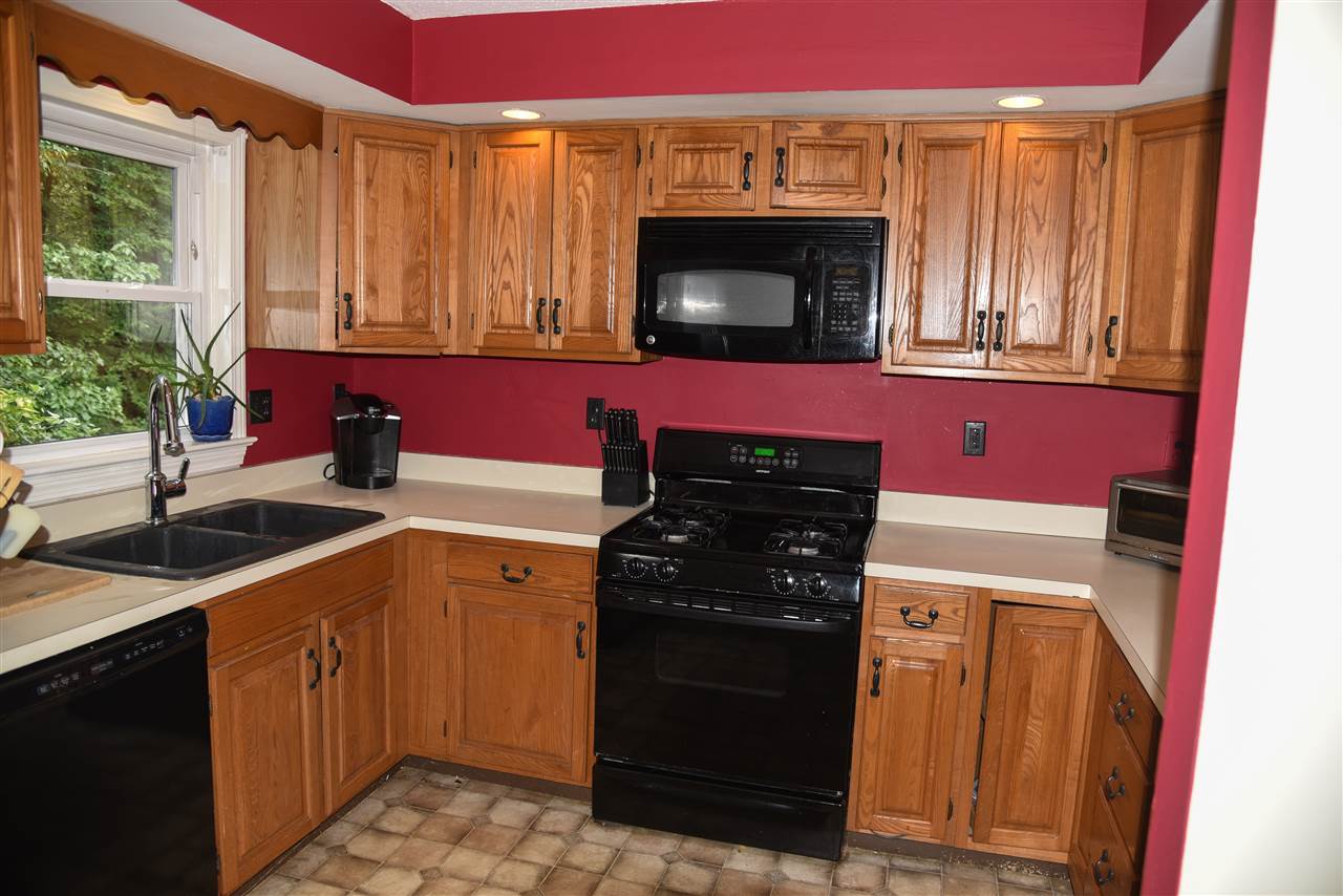 9 Walnut Circle Merrimack, NH 03054 - Photo 4 of 20 Gallery Image 4