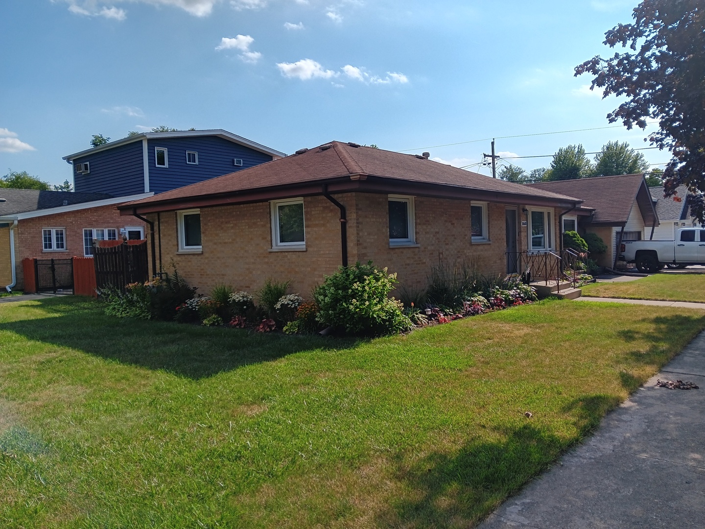 10600 Oak Avenue Chicago Ridge, IL 60415 - Photo 3 of 25 a front view of a house with garden