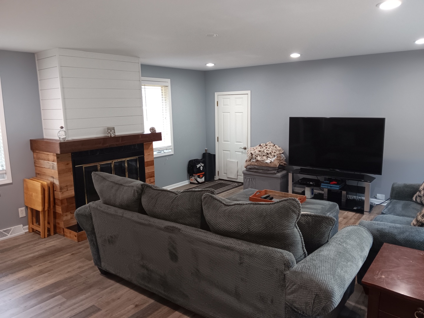 10600 Oak Avenue Chicago Ridge, IL 60415 - Photo 10 of 25 a living room with furniture and a flat screen tv