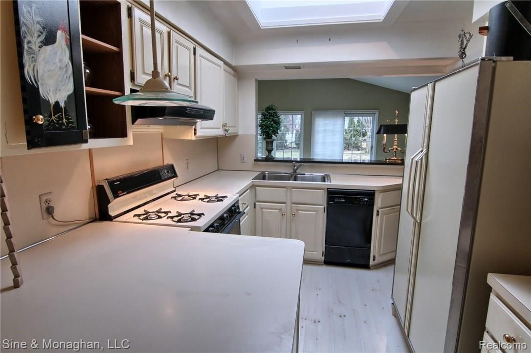 343 Ridgemont Road Grosse Pointe, MI 48236 - Photo 9 of 26 Kitchen.jpg