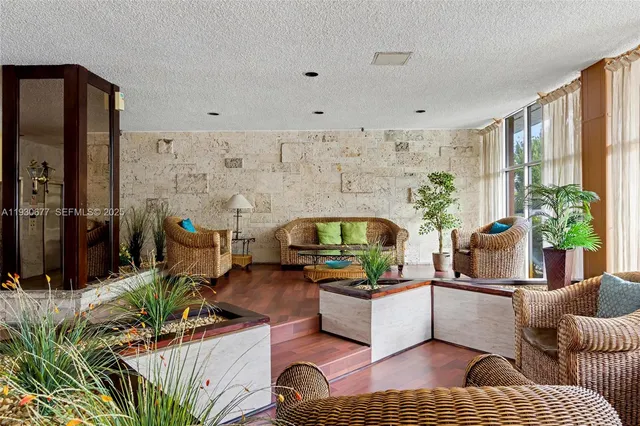 $2,000 | 4675 West 18th Court, Unit 701, Hialeah, FL 33012