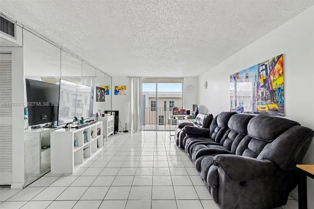 $2,000 | 4675 West 18th Court, Unit 701, Hialeah, FL 33012