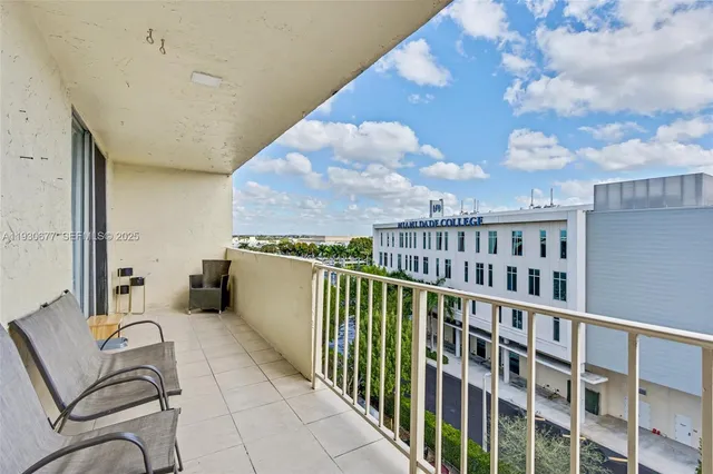 $2,000 | 4675 West 18th Court, Unit 701, Hialeah, FL 33012