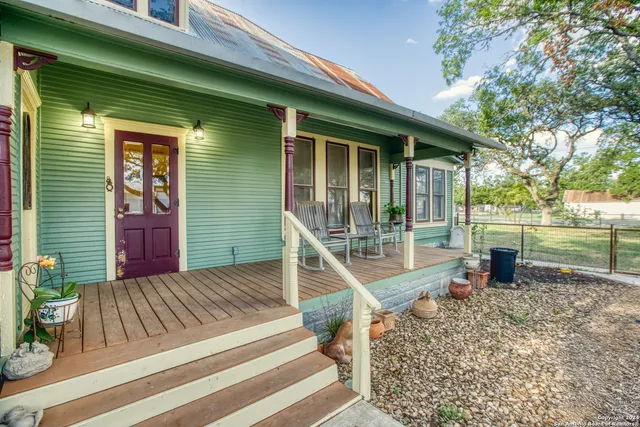 a view of a house with backyard and porch