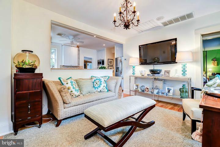 8316 Fort Hunt Road Alexandria, VA 22308 - Photo 11 of 30 Living Room
