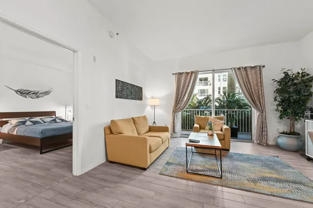 $215,000 | 804 East Windward Way, Unit 122, Lantana, FL 33462