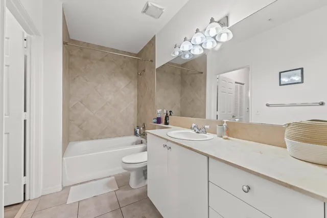 $215,000 | 804 East Windward Way, Unit 122, Lantana, FL 33462