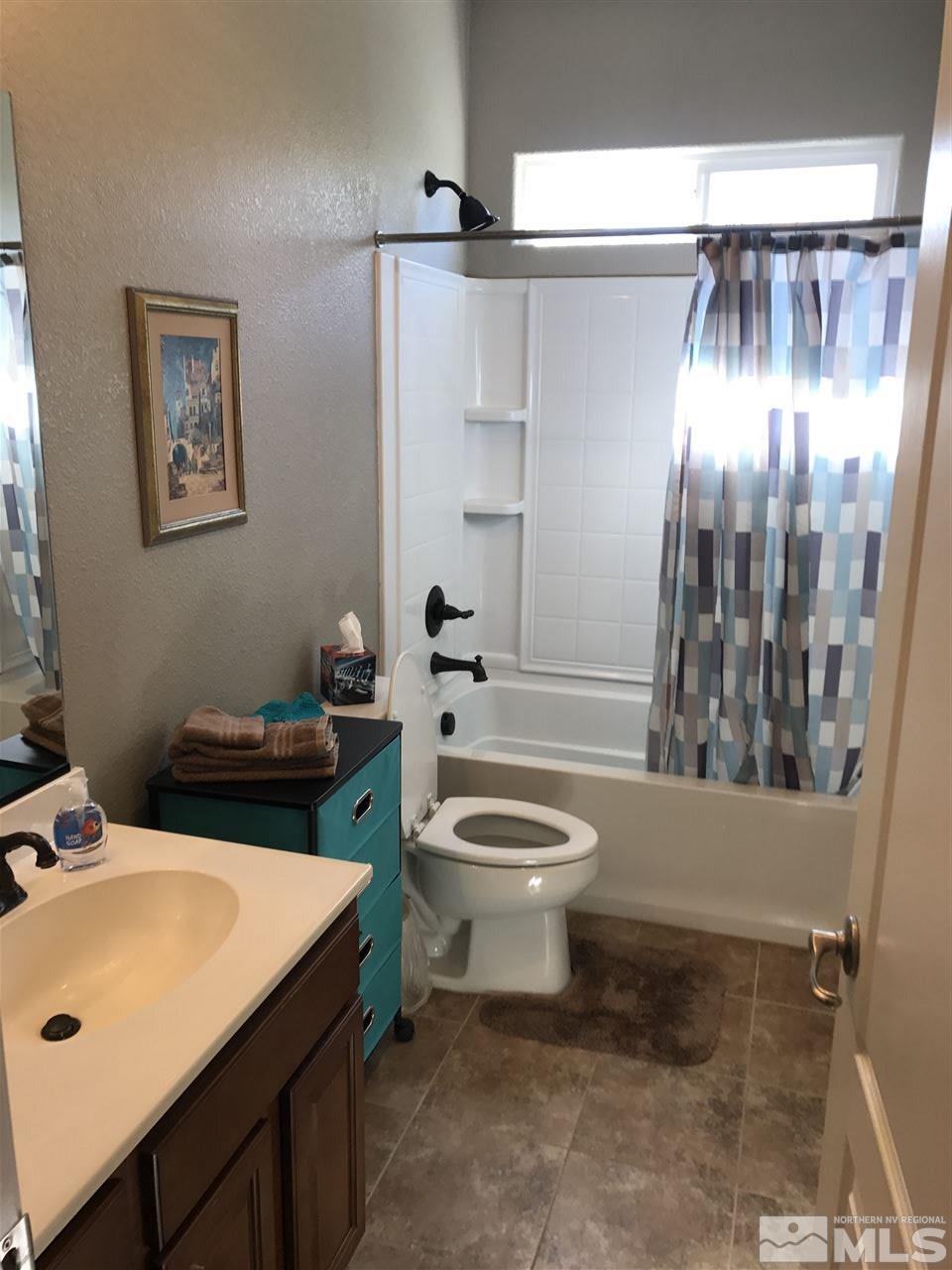 495 Terracina Way Reno, NV 89521 - Photo 20 of 25 a bathroom with a toilet sink and shower