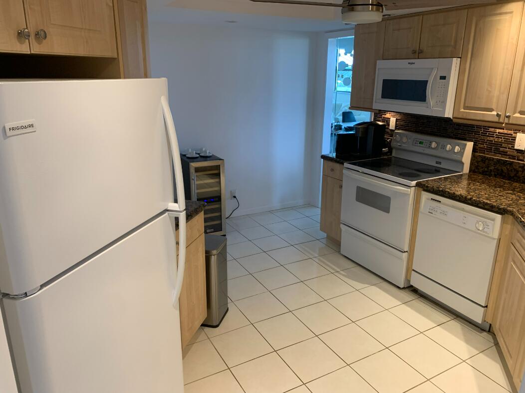6463 La Costa Drive, Unit 404 Boca Raton, FL 33433 - Photo 9 of 17 Kitchen