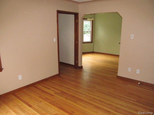 838 Columbia Road Berkley, MI 48072 - Photo 18 of 25 261-929756 - Living Room (2).JPG