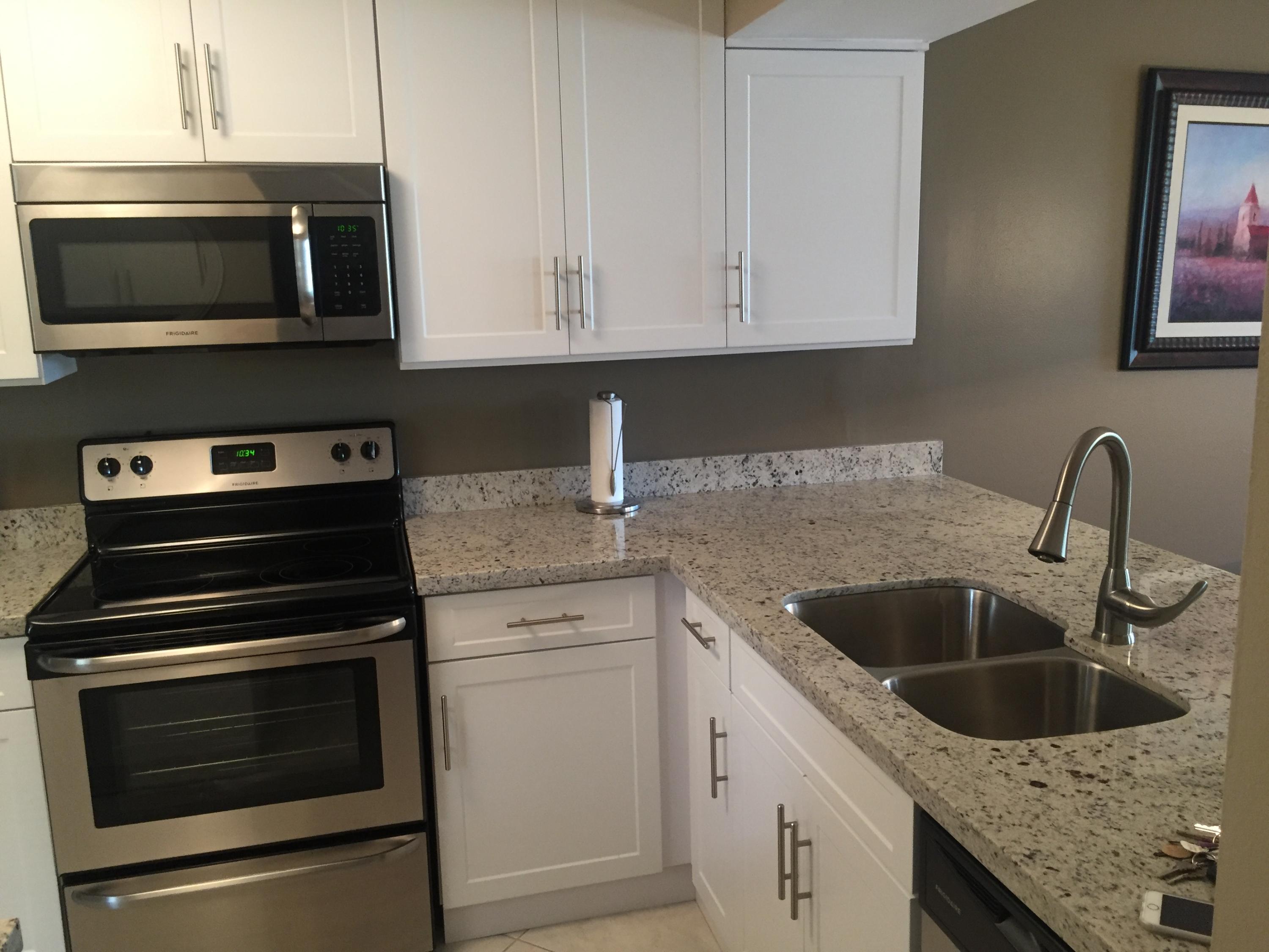14 Royal Palm Way, Unit 305 Boca Raton, FL 33432 - Photo 3 of 21 Kitchen 4