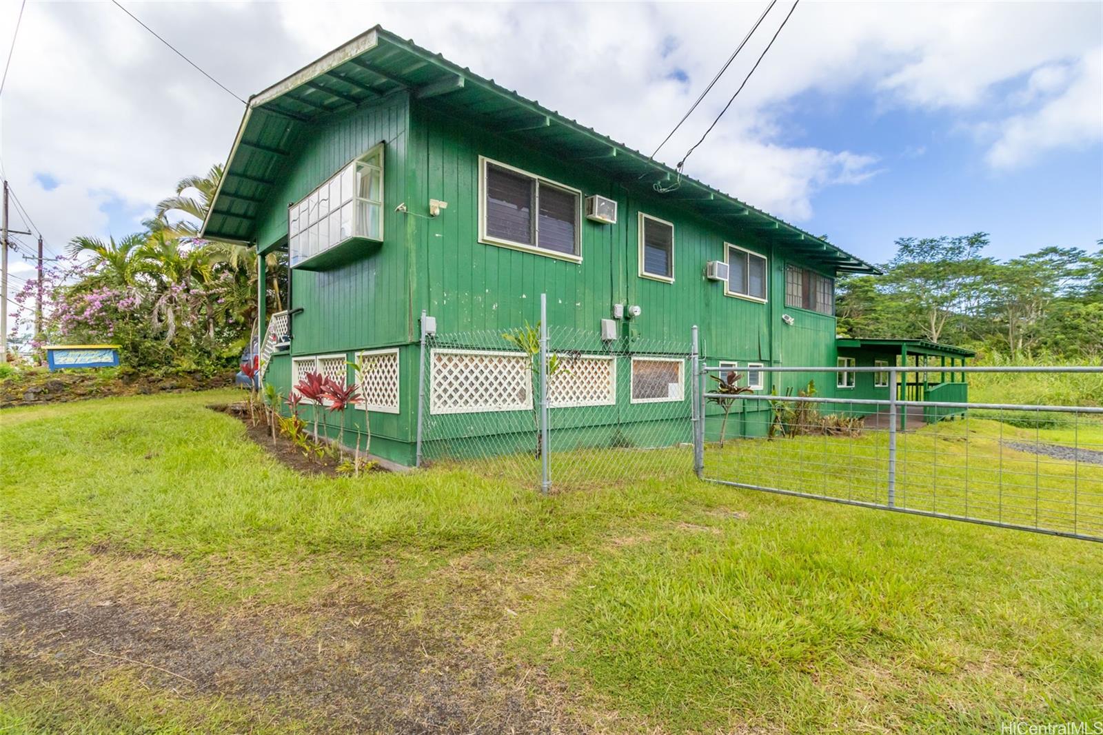 15-2885 Pahoa Village Road Pahoa, HI 96778 - Photo 2 of 25 a view of a backyard