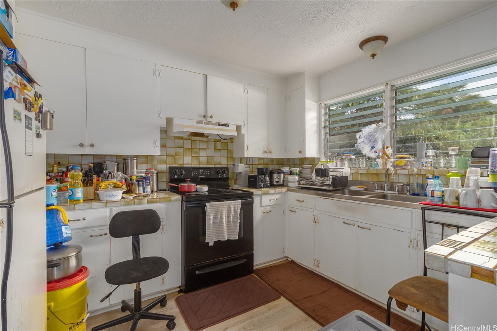 15-2885 Pahoa Village Road Pahoa, HI 96778 - Photo 8 of 25 a kitchen with a refrigerator and a stove top oven