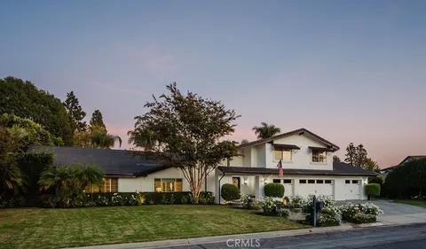 a view of house with garden