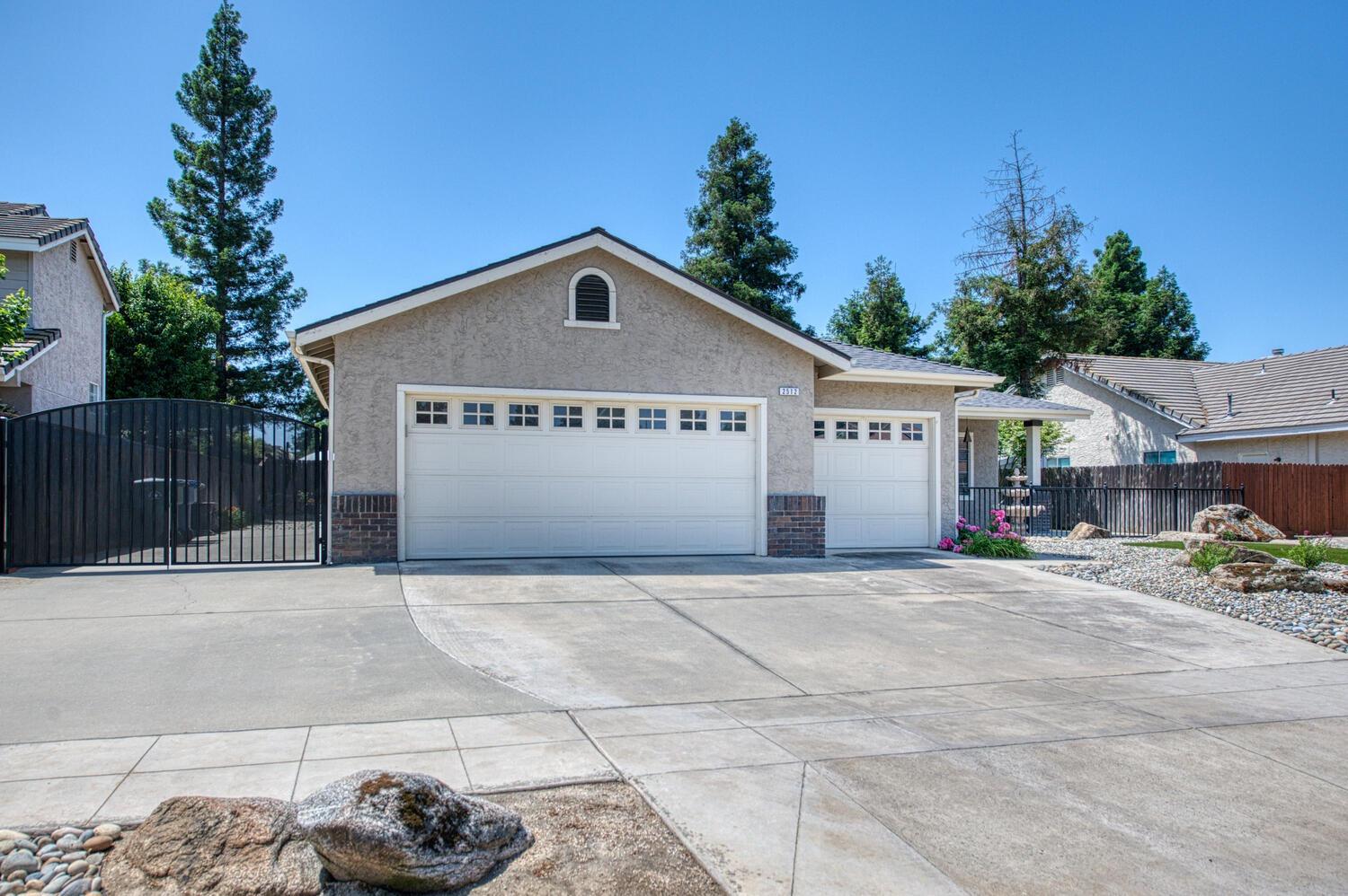 2512 Keats Avenue Clovis, CA 93611 - Photo 2 of 39 a front view of a house with a yard and garage