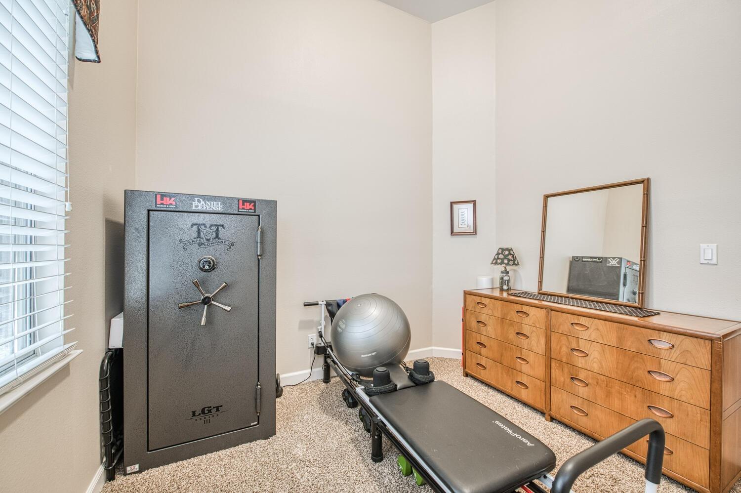 2512 Keats Avenue Clovis, CA 93611 - Photo 29 of 39 a room with a table and a mirror