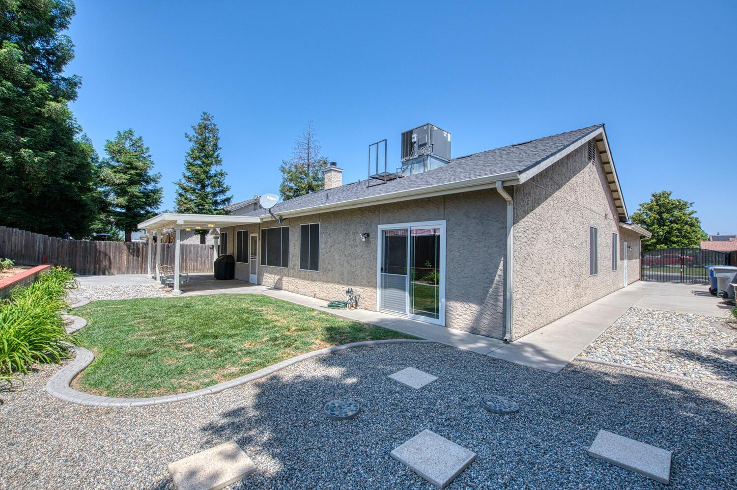 2512 Keats Avenue Clovis, CA 93611 - Photo 38 of 39 a view of a house with backyard and garden