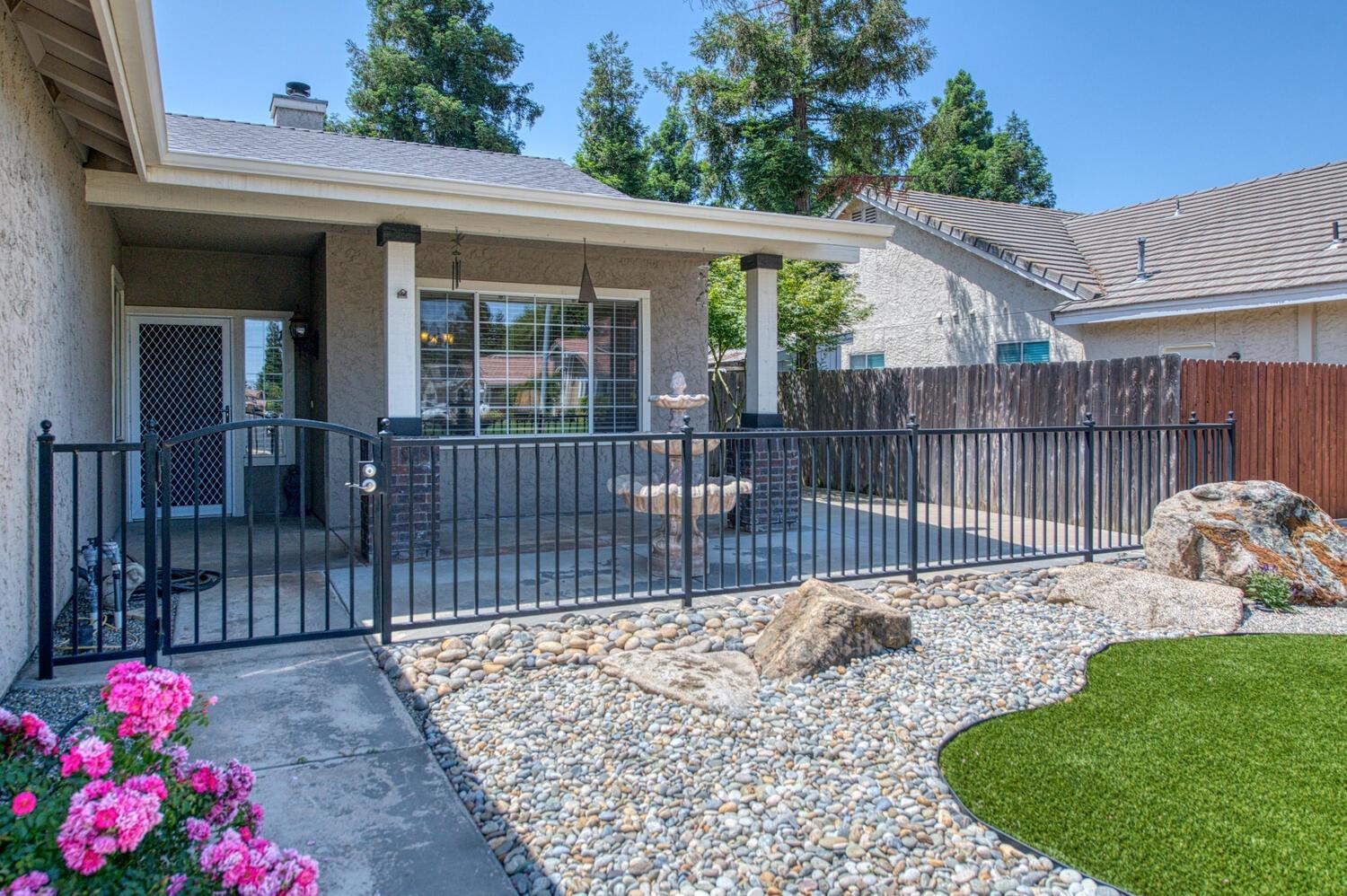 2512 Keats Avenue Clovis, CA 93611 - Photo 4 of 39 a view of outdoor space