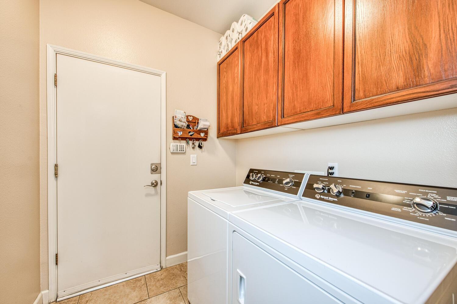 2512 Keats Avenue Clovis, CA 93611 - Photo 7 of 39 a utility room with dryer and washer