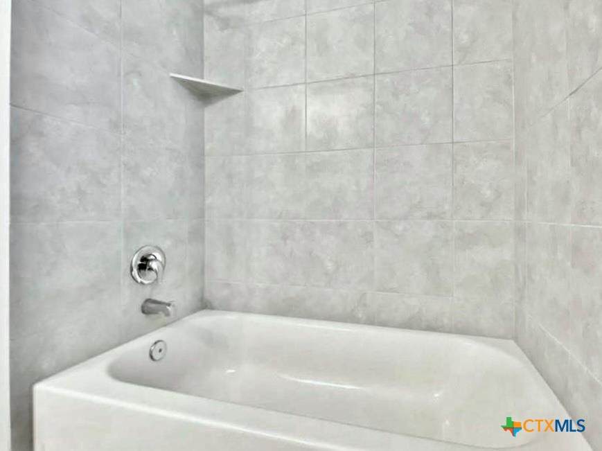 816 Alta Way Leander, TX 78641 - Photo 15 of 37 a bathroom with a bathtub