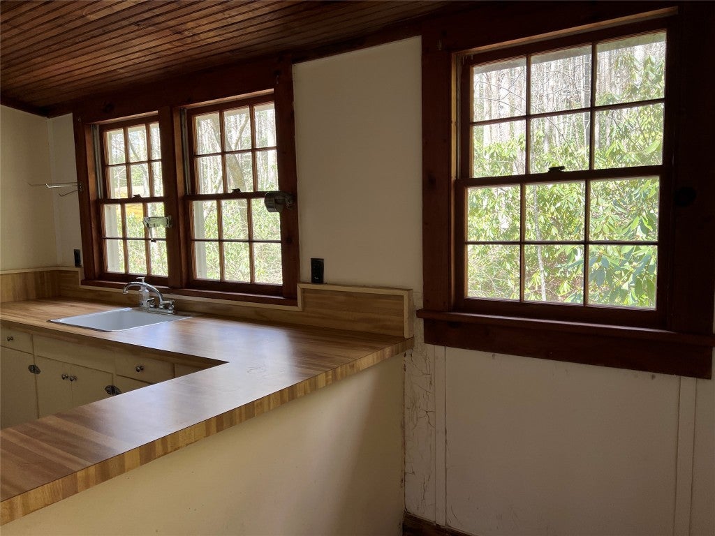 101 Brooks Road Highlands, NC 28741 - Photo 27 of 34 cottage kitchen