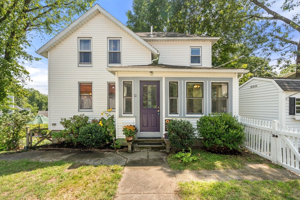 a view of a house with backyard and garden