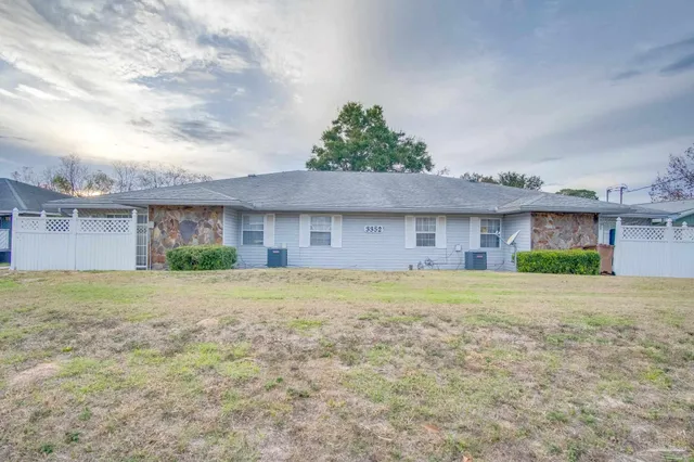 $1,095 | 3352 Green Briar Circle, Unit C, Gulf Breeze, FL 32563