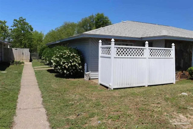 $1,095 | 3352 Green Briar Circle, Unit C, Gulf Breeze, FL 32563