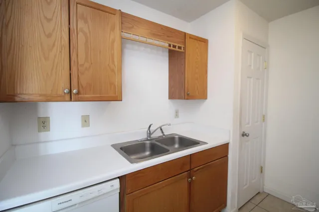 $1,095 | 3352 Green Briar Circle, Unit C, Gulf Breeze, FL 32563