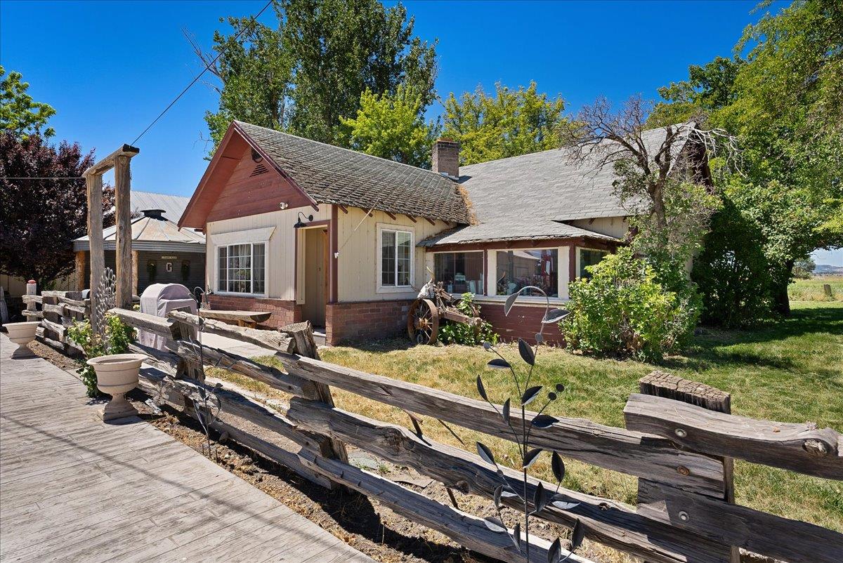 708 Center Road Susanville, CA 96130 - Photo 3 of 69 Gallery Image 3