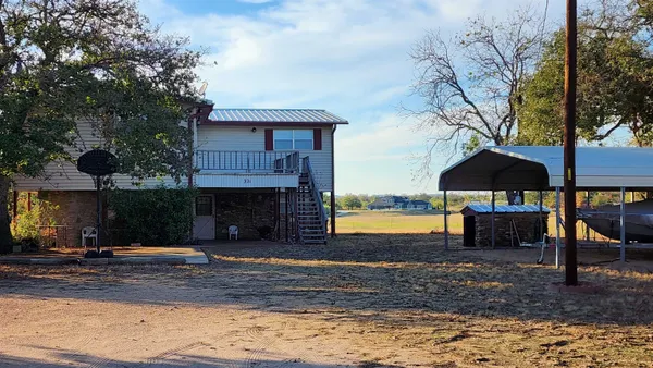 a view of a house with backyard and porch