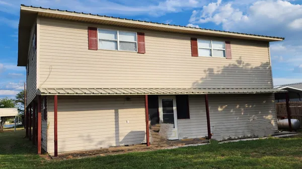 a view of a house with a yard