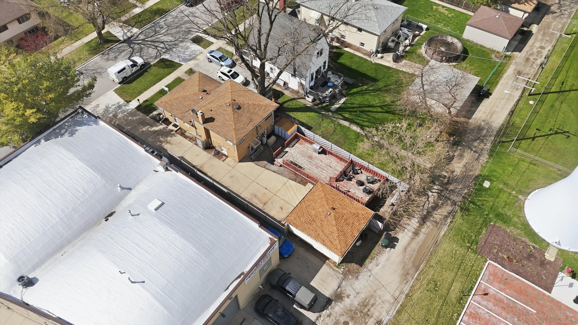 3841 Arthur Avenue Brookfield, IL 60513 - Photo 31 of 34 an aerial view of a house with a yard